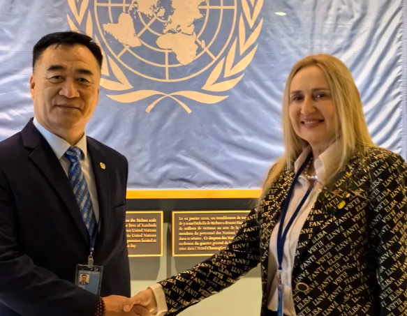 【环球舞界拾珍】——联合国NGO代表向远东YDC主席颁发《全球文化艺术